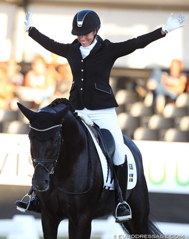 Swedish Pernilla Andre Hokfelt and the licensed stallion Total Hope (by Totilas out of Weihegold) were conservatively scored today. The black was incredibly obedient and the trot work stood out by its cadence. The walk though was not clear in rhythm, while the canter was functional