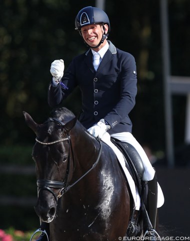 Bart Veeze raises his fist at the end of his ride on Imposantos