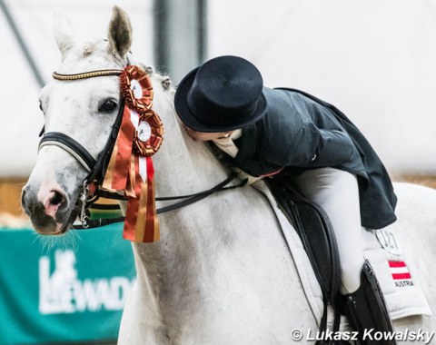 Stephanie Dearing kisses Del Magico