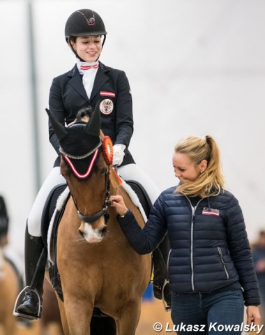 Pia Stallmeister on Maximus, flanked by Austrian GP rider Karoline Valenta
