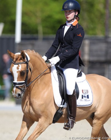 Carmen van Delden on Davida (by Don't Worry x Golden Highlight)