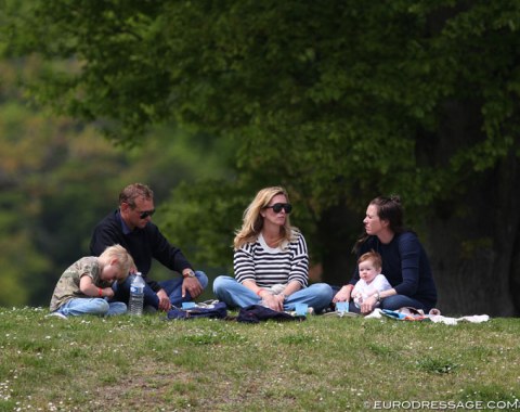 Mads Hendeliowitz and his wife pick-nicking with Lyndal Oatley and their children