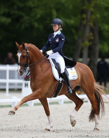 Juliette Ramel was originally entered with her number one, Buriel KH, but the KWPN gelding injured himself in the stall in Compiègne and needed to get some stitches in his frontleg. She started her second iron in the fire, Wall Street JV, instead