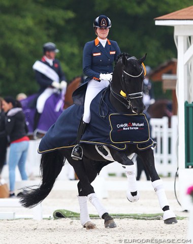 Emmelie Scholtens and Desperado in their lap of honour