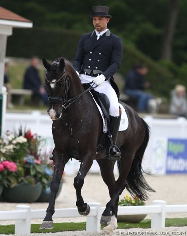 Dutch born Belgian Rob van Puijenbroek made headlines when he sold his yard to Bill Gates. With Crocket Times (by Sorento x Goodtimes) the rider returns to the CDI Grand Prix arena after an 8 month break. 