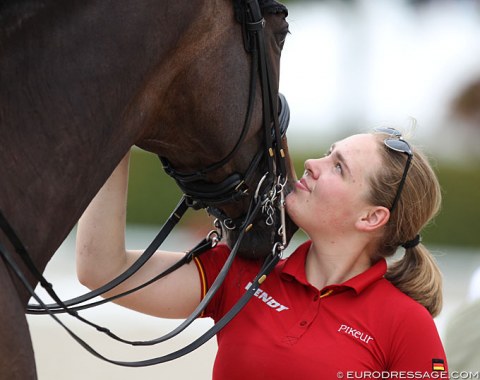 Dalera’s groom cuddling with the mare before the prize giving