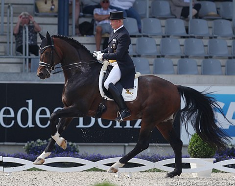Hubertus Schmidt and Escolar could not stay faultfree and most likely lost their team reserve spot for Rotterdam today.. Big moving stallion though, but just not enough connected in the body yet
