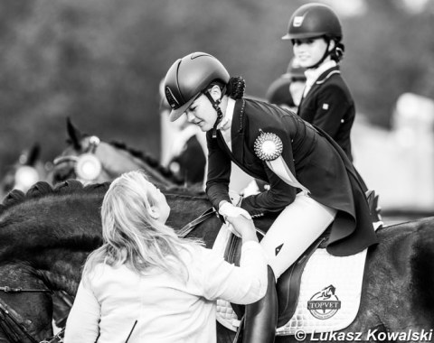 Julie Sekaninova gets her gratulations from Brno show organizer Lenka Sekaninova