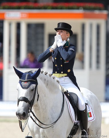 Maria Caetano on Coroado blowing a kiss to her fans