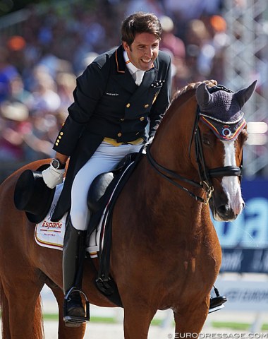 First rider to go in the Kur: Spanish Claudio Castilla Ruiz on the Lusitano Alcaide. Lovely controlled test  Spanish instrumental tunes. 