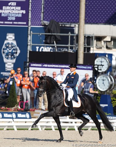 Edward Gal put in his strongest ride on Zonik (by Zack x Romanov) in the kur to music finals with superb trot extensions and half passes, but there were niggles in canter. The etherial music was more background wailing and did not support the movements. The walk bit was nice