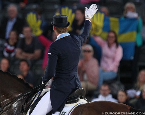 Swedish Patrik Kittel waves to the fans. Well Done de la Roche was more tense in the Special and stronger in the bridle. Beautiful passage, but the walk and one tempi changes didn't come to fruition