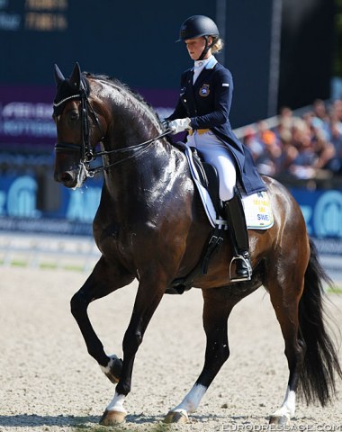 Juliette Ramel and Buriel KH. The super talented but hot Buriel was a bit overwhelmed by the electricity of the atmosphere. Ramel rode with a backwards working hand. Superb passage but there was a mistake in the two's