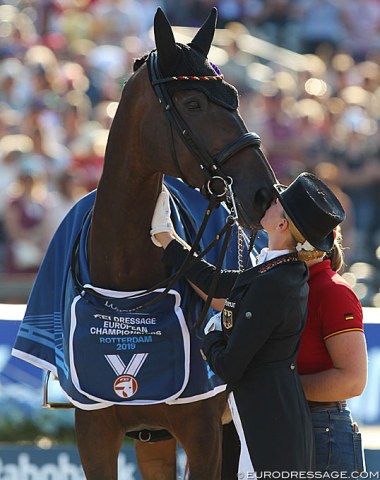 Jessica kisses Dalera at the award ceremony