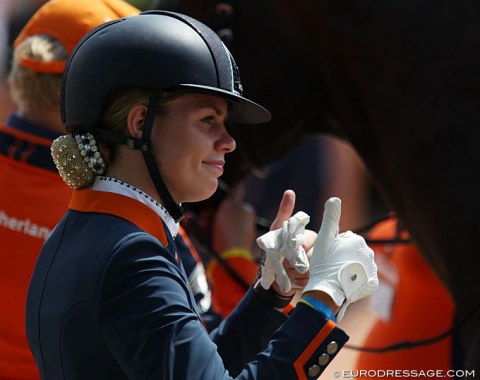 Carlijn Huberts puts her thumbs up