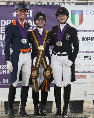 The junior rider Kur podium: Marten Luiten, Jana Schrödter, Valentina Pistner