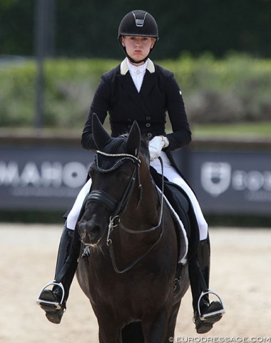 Big disappointment for Denise Nekeman. After winning individual silver in the Short Grand Prix, her Boston threw the tongue over the bit and they had to retire