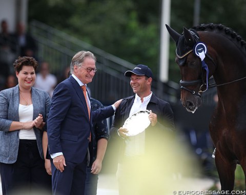 FEI Dressage Committee chair congratulations Revolution's co-owner Søren Grønborg. Breeder Yasemin Yanik on the left.