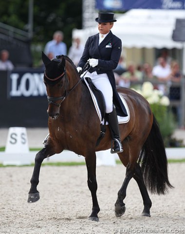 Maybe not the scopiest and most supple mover, but definitely one of the best trained horses in the field: Sisters Act vom Rosencarree (by Sandro Hit x Royal Diamond), ridden by Dorothee Schneider and owned by Sissy Max-Theurer