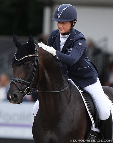 Stefanie Wolf pats For Gold