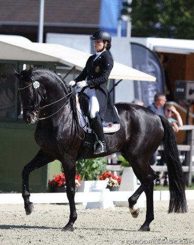 Lore Vandeborne on Ikke Pia van de Bergerhoeve (by San Amour x Donnerhall)