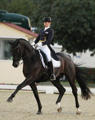 Five months pregnant Fabienne Müller-Lutkemeier on Fabregaz