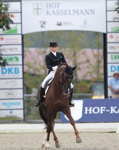 Charlott Maria Schürmann on Burlington II (by Breitling x Rohdiamant), the full brother of the Young Riders team horse and GP horse Burlington I.