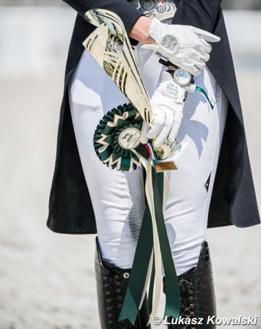 Mariakalnok trophy and ribbon