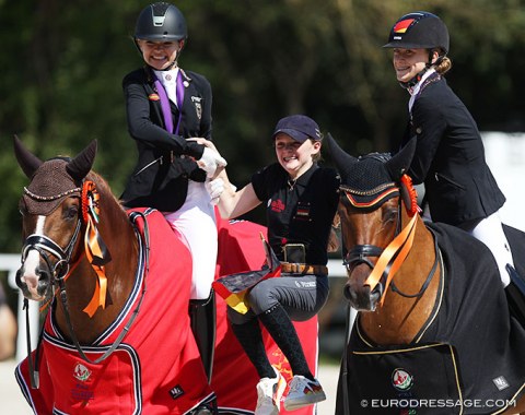 Antonia Roth and Lucie-Anouk Baumgürtel lifting up team mate and fourth placed Rose Oatley