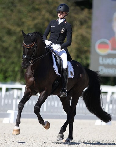 Luca Sophia Collin saved her best ride for last. Descolari showed many highlights and Collin keeps a very gentle contact, but the black is not yet fully carrying himself and drops behind the vertical with a bopping head. There is more in the tank. Watch out for them next year!