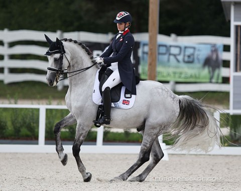 British Ellen McCarthy on Sir Lancelot M. This combination was an example of beautiful riding in lightness. Pity that a string of mistakes, especially in the changes, pushed the score down