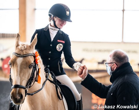 Corona fist pumps at the prize giving: Fanny Jöbstl on Dynasty (by Deinhard B x Arts Dancer Boy)