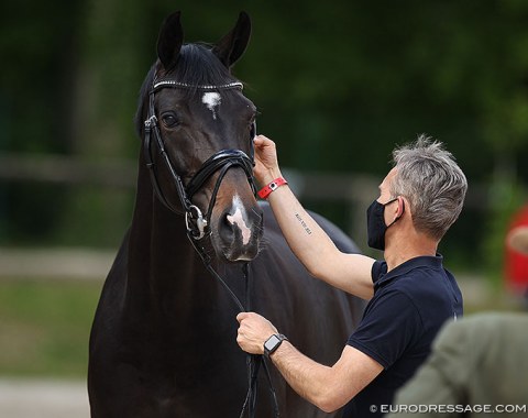 Seth Boschman fixing Flora de Mariposa's bridle