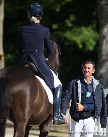 Arnaud Serre with his fractured arm in a sling. Helping his wife Anne Sophie on his former team horse Ultrableu de Massa