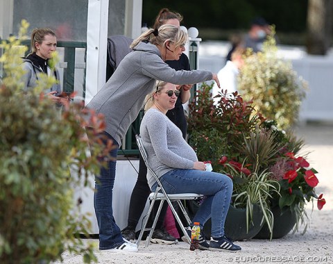 Anne van Olst coaching Severo Jurado Lopez while Severo's pregnant girlfriend Annika Damrau watches