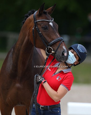 Quaterboy kisses Estelle Wettstein