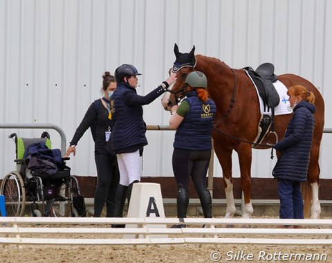 Katja Karjalainen from Finland and Dr. Dootlittle share a quiet moment before getting ready for their winning test in Grade I.