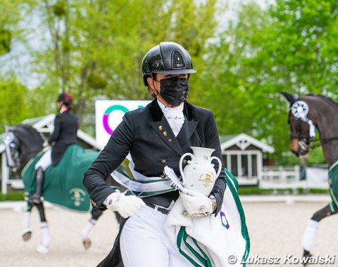 Lyndal Oatley in her lap of honour after winning the Special with Elvive