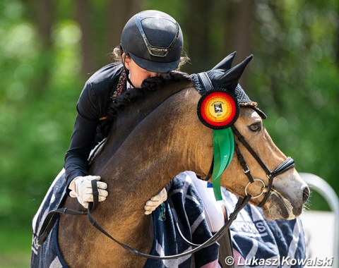 Antonia Busch-Kuffner kisses Nike's Newcomer