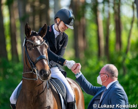 Helena Schmitz-Morkramer fist pumps the judge in the prize giving ceremony