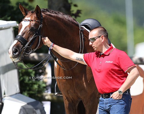 Jochen Bender holding Quotenkönig