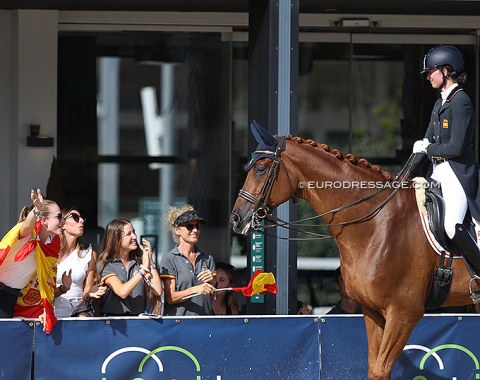 Natalia Bacariza Danguillecourt, Cristina Wagemans and friends cheering for Julia Alvarez Abad on Du Pre