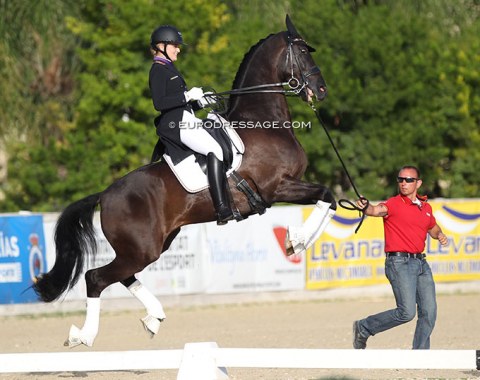 Descolari is known for being a bit wild in the prize giving ceremony, which is why since recently trainer Jochen Bender runs along. That doesn't stop the gelding from leaping for joy