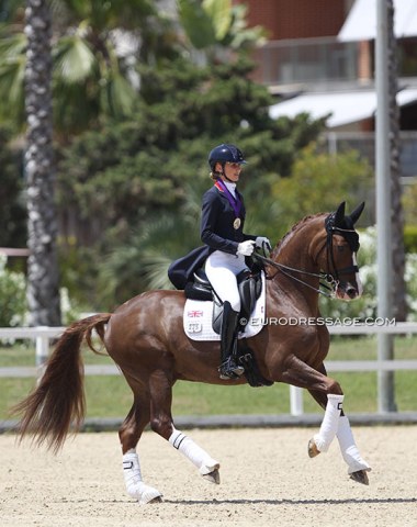 Annabella Pidgley and Sultan des Paluds in the lap of honour