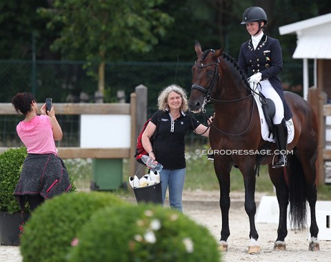 Judy Reynolds and Mango Jacaro, former owner Sam Francis posing with the horse. In April 2021 Jacaro sold to Qatari Wejdan Majed Al Malki