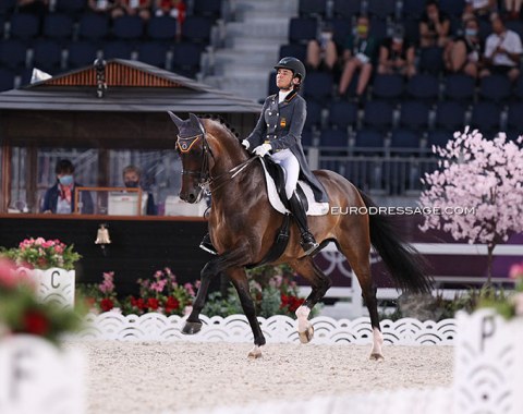 Beatriz Ferrer-Salat on Elegance .The horse lacks suppleness in the extended trots and seems difficult to sit, but he has a lovely passage and tempi changes