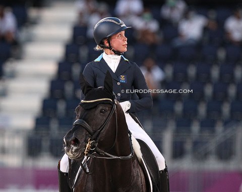 Therese Nilshagen looks at the score board which is placed high up at the top of the stadium. Dante Weltino looks in the other direction