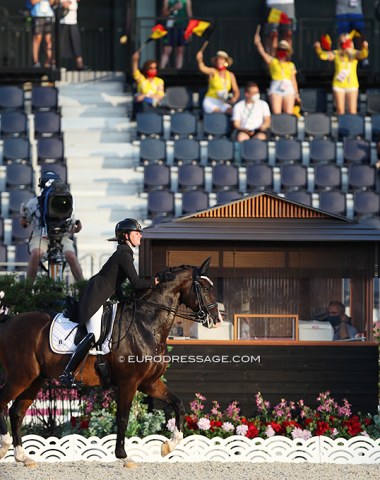 Belgians cheering at the end of Laurence Roos' ride on Fil Rouge (by Stedinger x Argentinus)