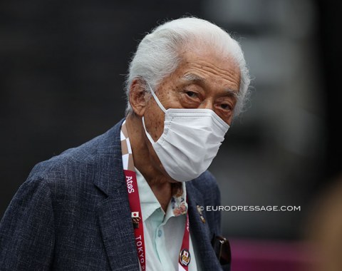 An honorary visitor came walking past the photographers at the trot up. Dr. Genshitsu Sen, who became the 15th Urasenke Grand Master in 1964. Dr. Sen has been a global advocate of culture and peace, promoting his ideal of achieving “Peacefulness through a Bowl of Tea.” 