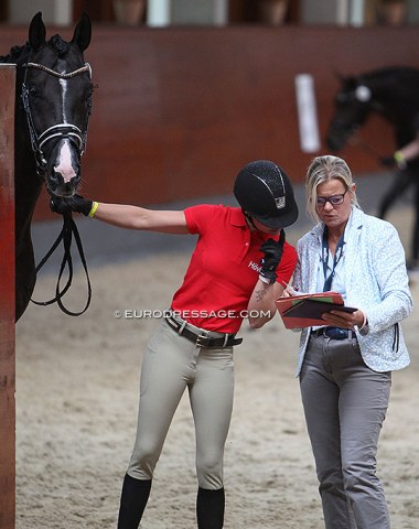 Checking the order of go with the ring steward while Suarez looks around the corner